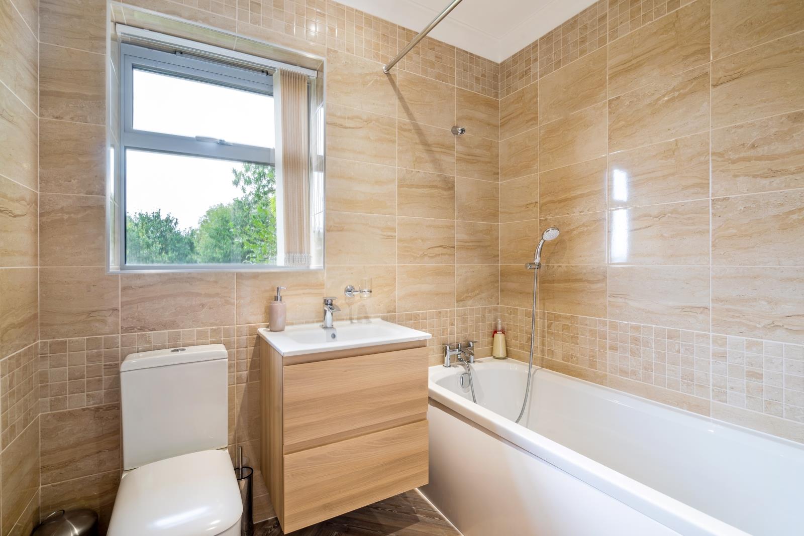 A BEDROOM 4 EN SUITE